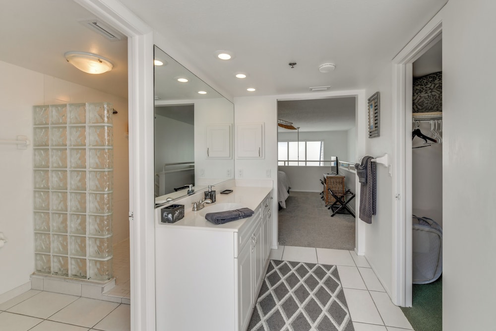 Beachfront Condo w/ Balcony on Manasota Key