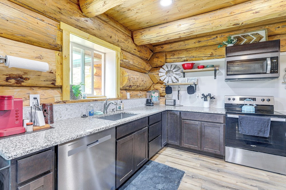 < 2 Mi to Skinwalker Ranch: 'rustic Cliff' Retreat