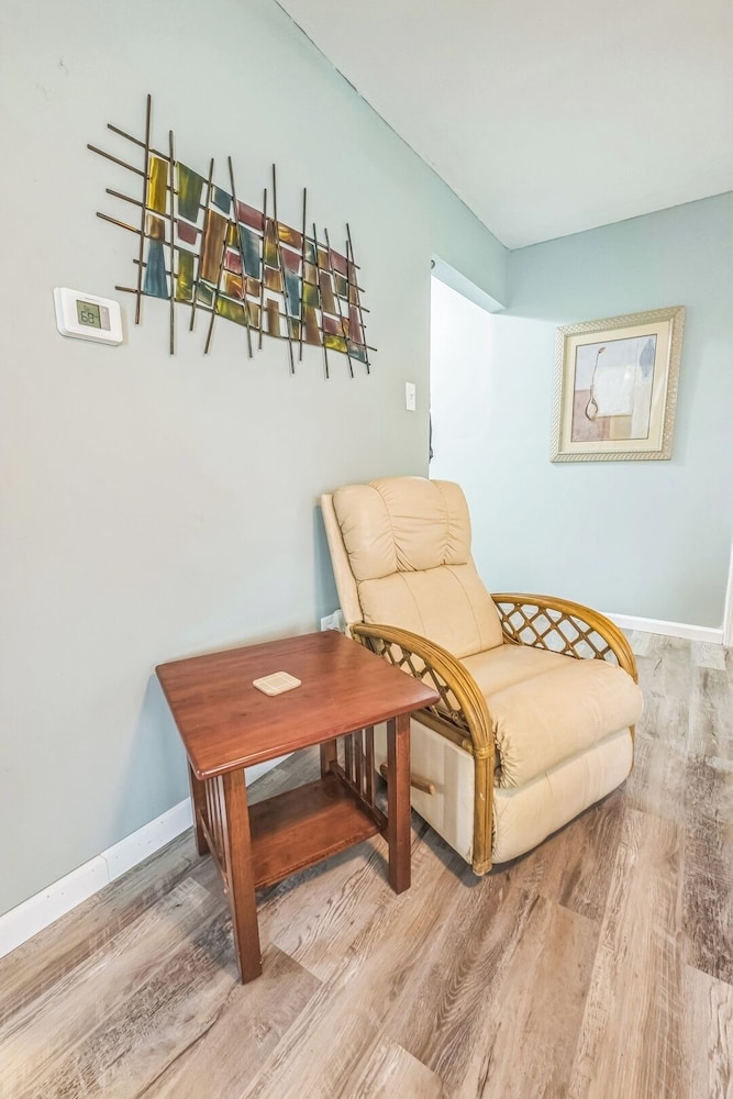 Cozy 2BR Home: With Lake Access & Work Space