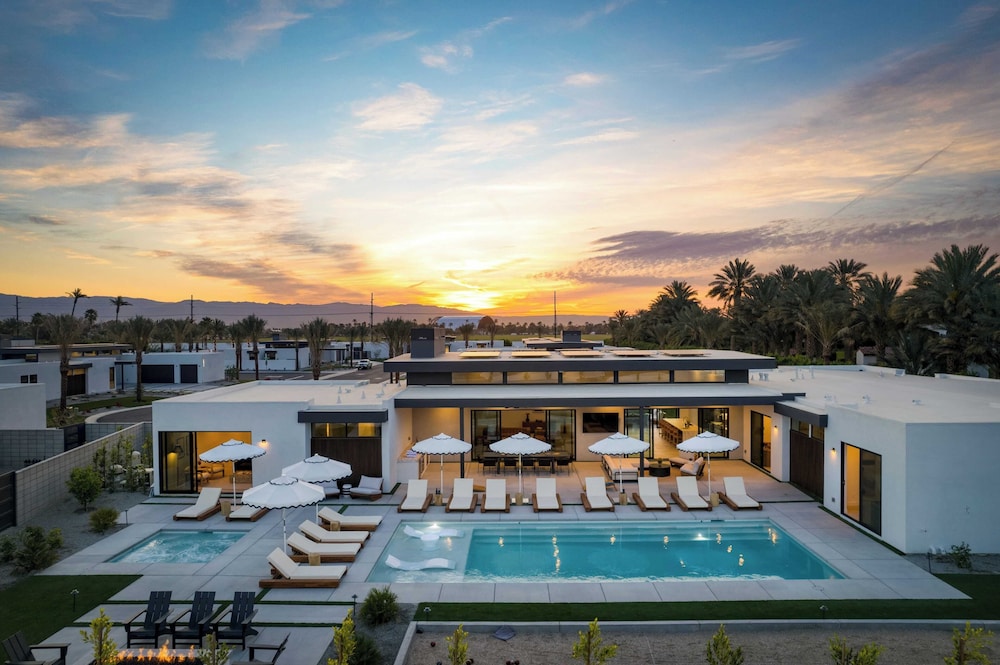Sleeps 34 2 Villas, Pool, Pickleball + Bocce Polo Villas Elara by Avantstay