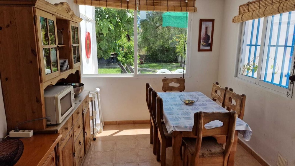 House With Exclusive Pool and Garden 7 min Walk From the Beach and the Center