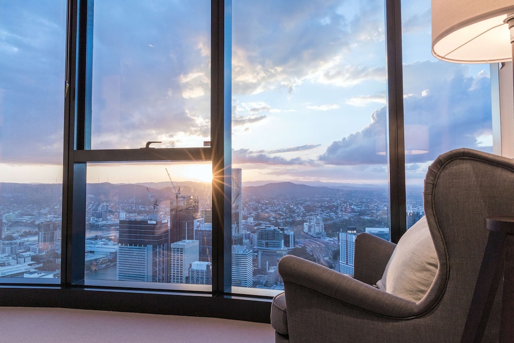 2BR Luxury Skytower Views CBD Pool Gym Netflix