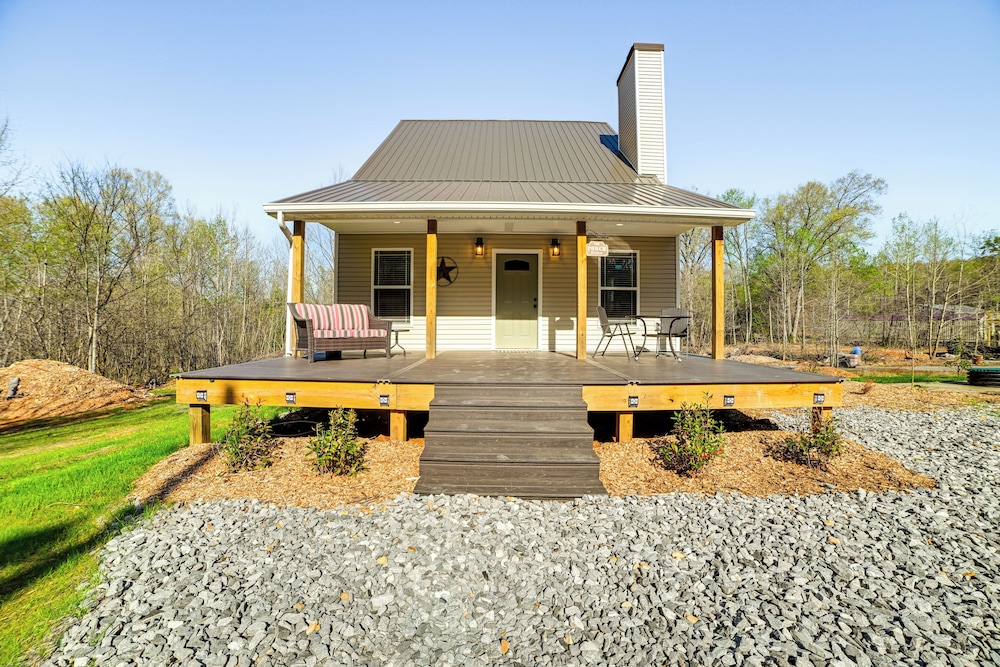 4 Mi to Lake Barkley: Pet-friendly Home w/ Hot Tub
