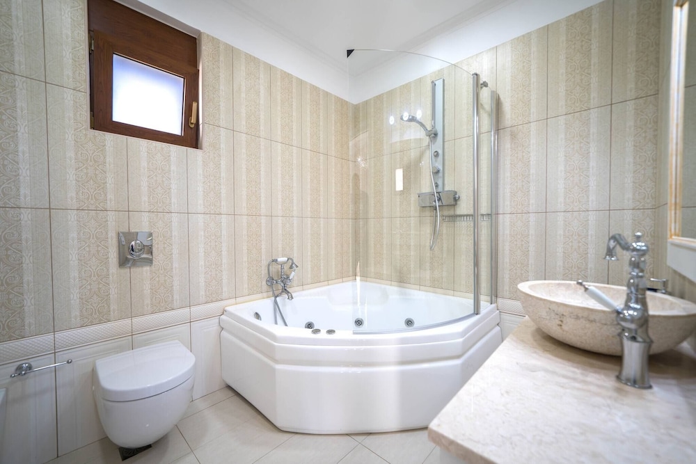 Karyo Villa,- 4bd, 3min On Foot From The Beach!