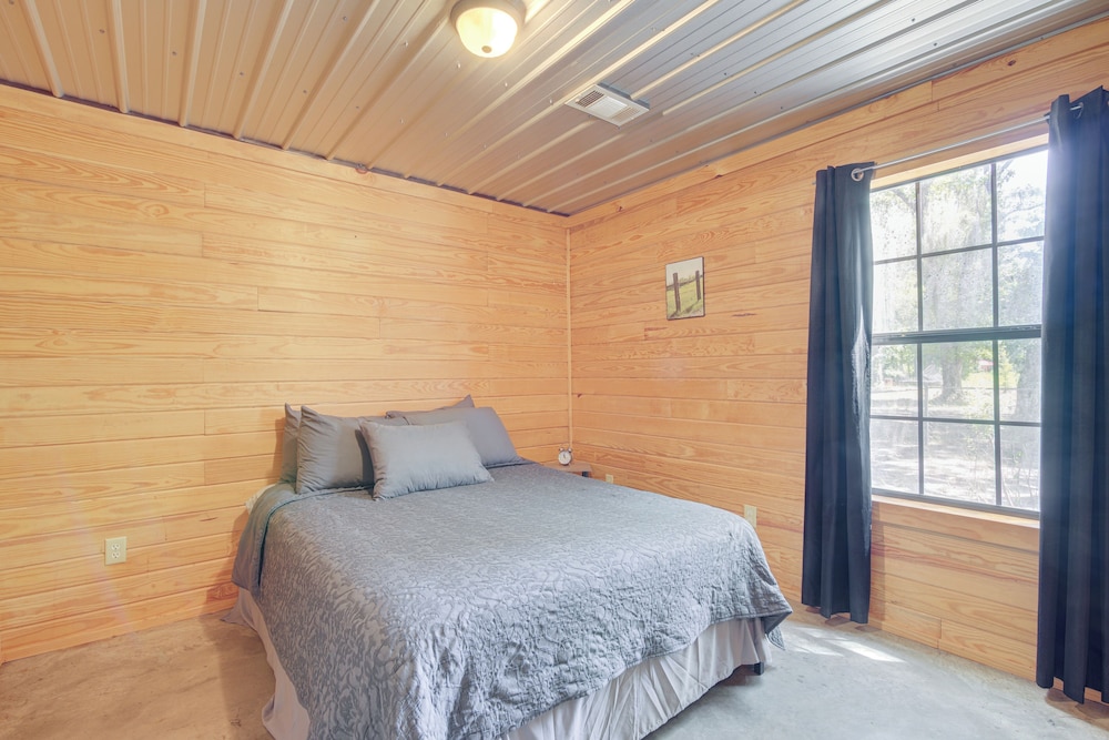 5 Mi to Sardis Lake: Pet-friendly Cabin Rental view 4