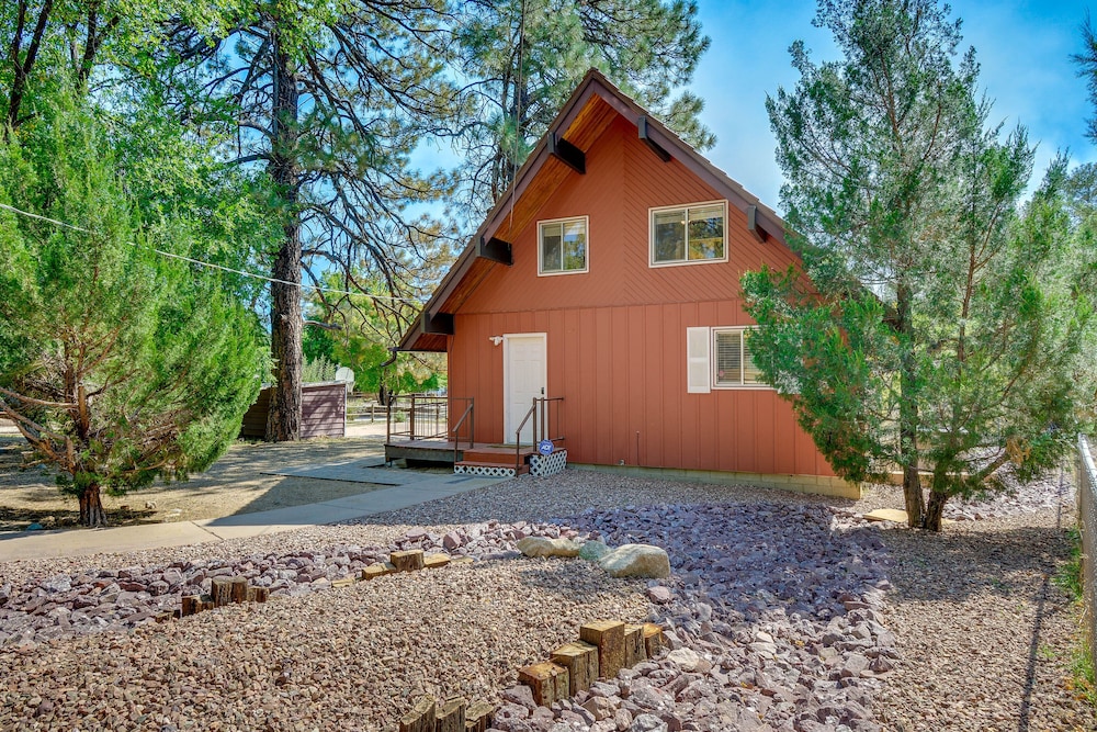 < 2 Mi to Dtwn: Prescott Cabin w/ Furnished Deck view 5