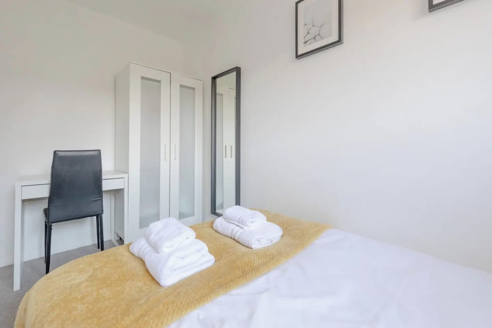 Lovely 4 Bed House w Garden, 1 Stop to Waterloo