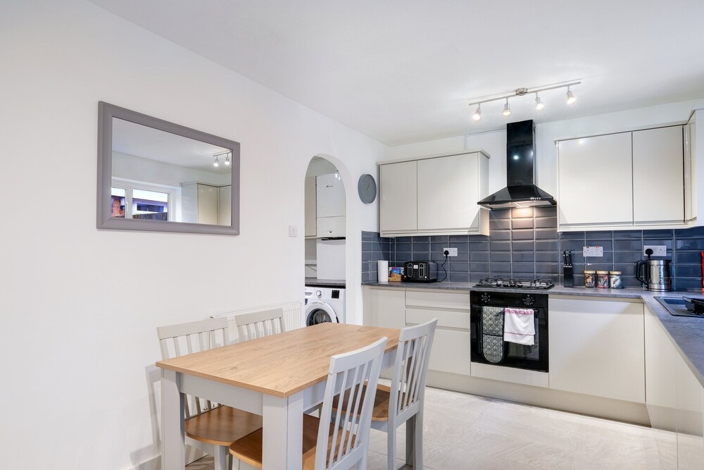 Spacious 4-Bedroom 2-Bath Home in Bywood
