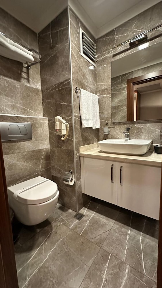 The White Orient Otel - Image 14