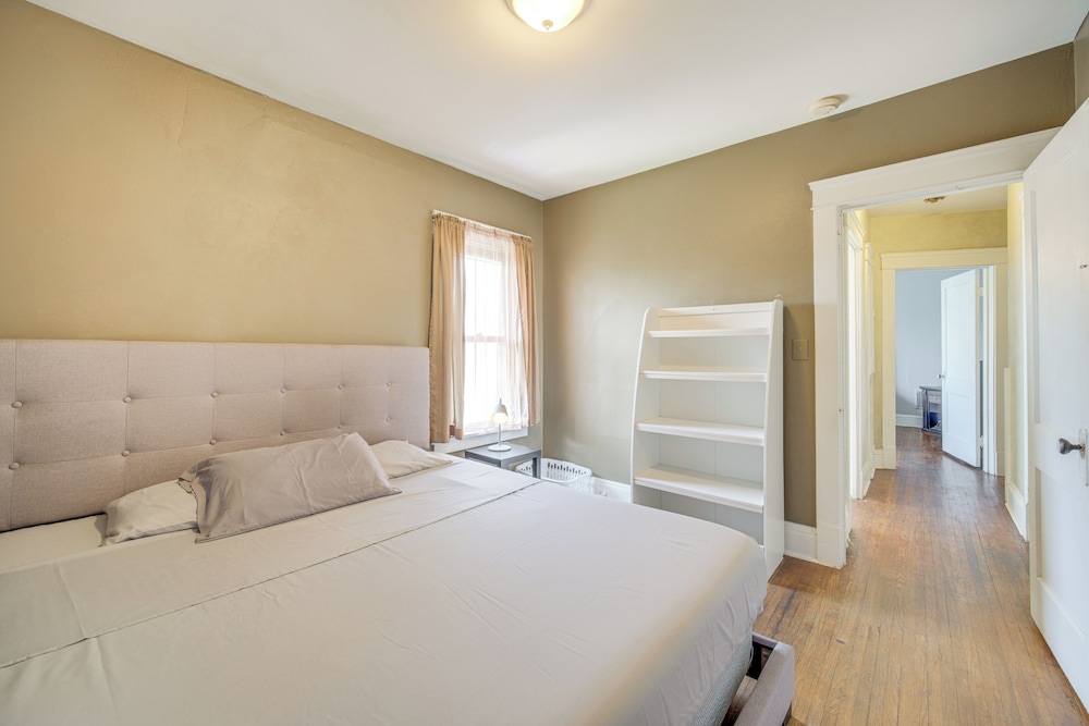 2 Mi to Zoo: Charming Apt w/ Balcony in Cleveland