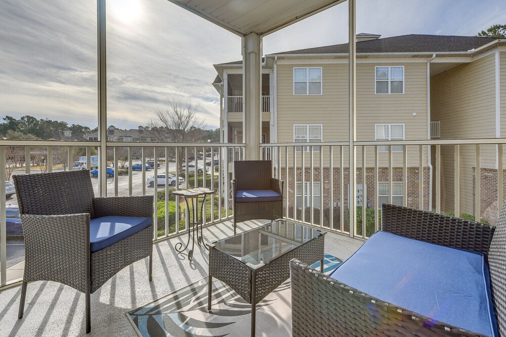 Lovely Calabash Condo w/ Balcony, 11 Mi to Beach!
