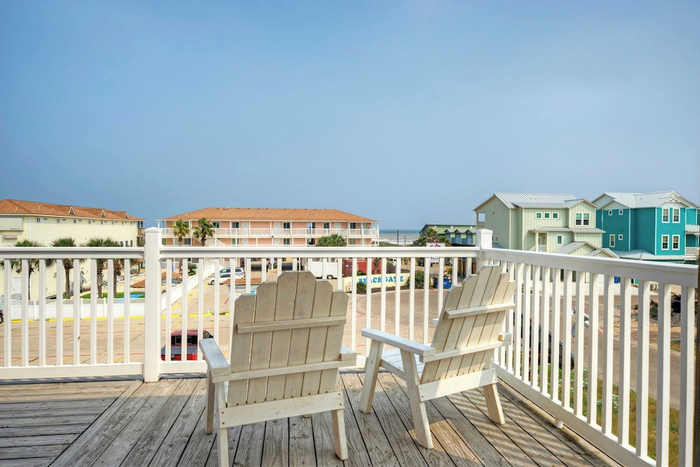Sleeps 24 2 Homes w/ Beach Boardwalk Access & Deck Views Steps to the Beach