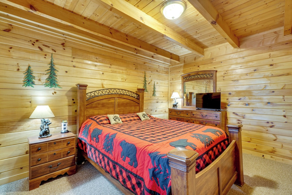 Walk to Douglas Lake: Cabin w/ Private Hot Tub!