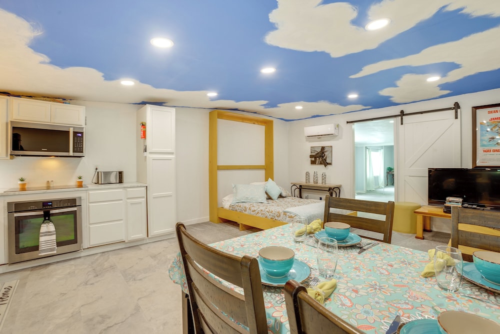 Aircraft Tours! Fly-in Hangar Apt in New Waverly