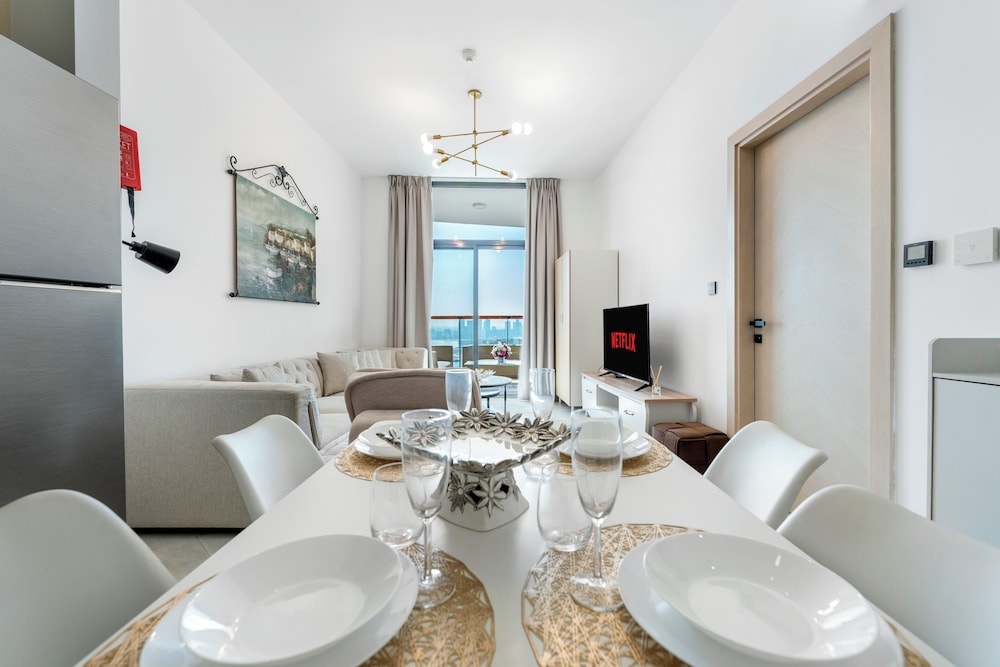 Modern 1BR with Pool and Gym Al Jaddaf