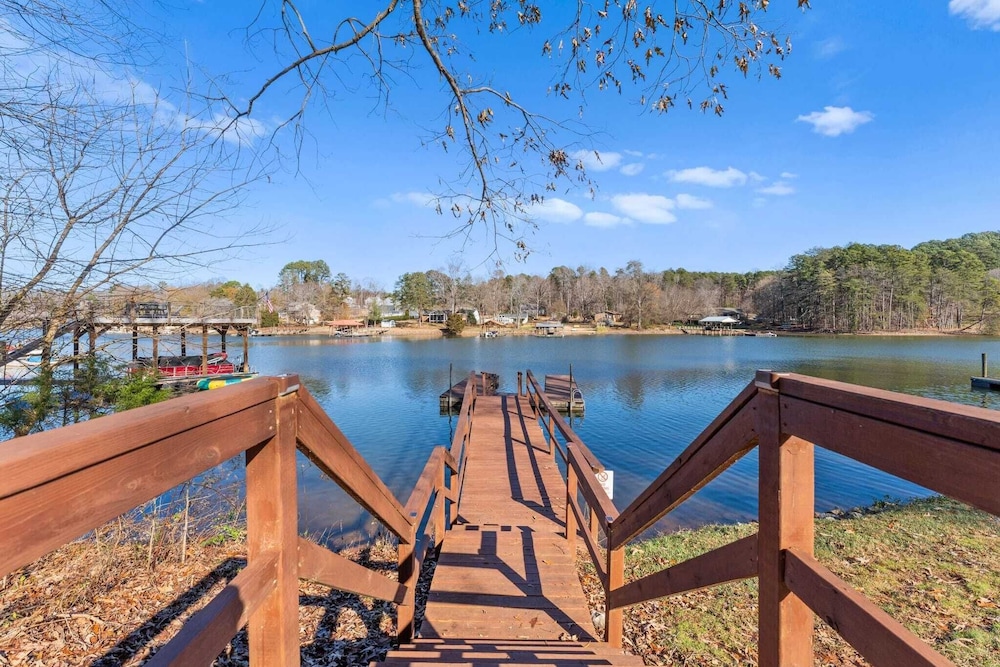 Waking Up Norman Lakefront Getaway, Fire Pit & Lake Views