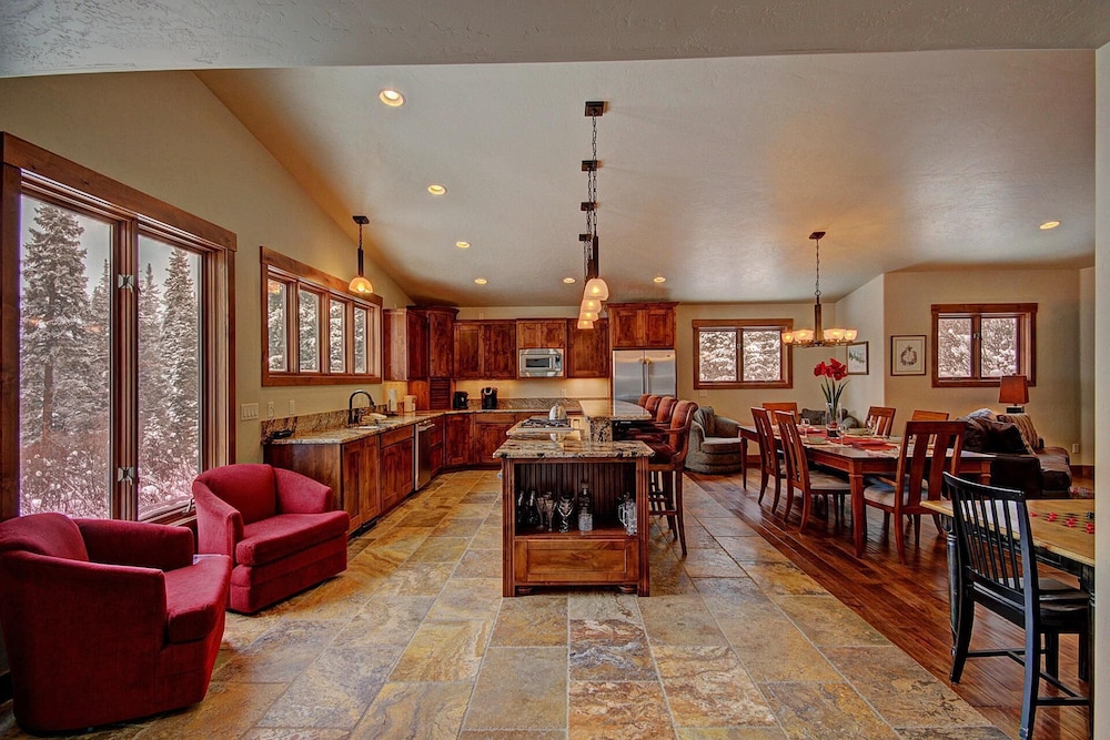 Casa De Plata 5 Bedroom Home by RedAwning