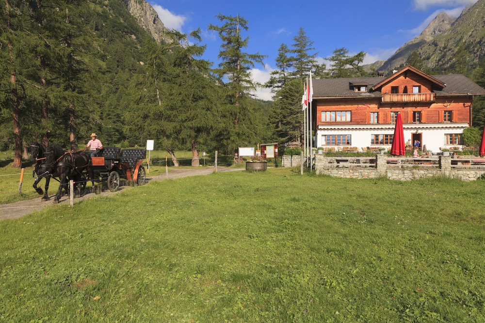 Spinas Gasthaus Val Bever - Hostel