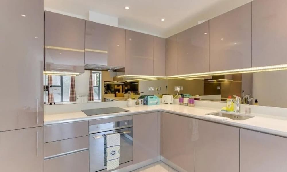 Modern, Central East London City Apartment