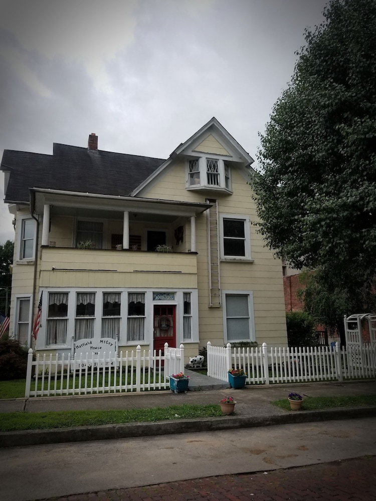 Hatfield McCoy House Inn