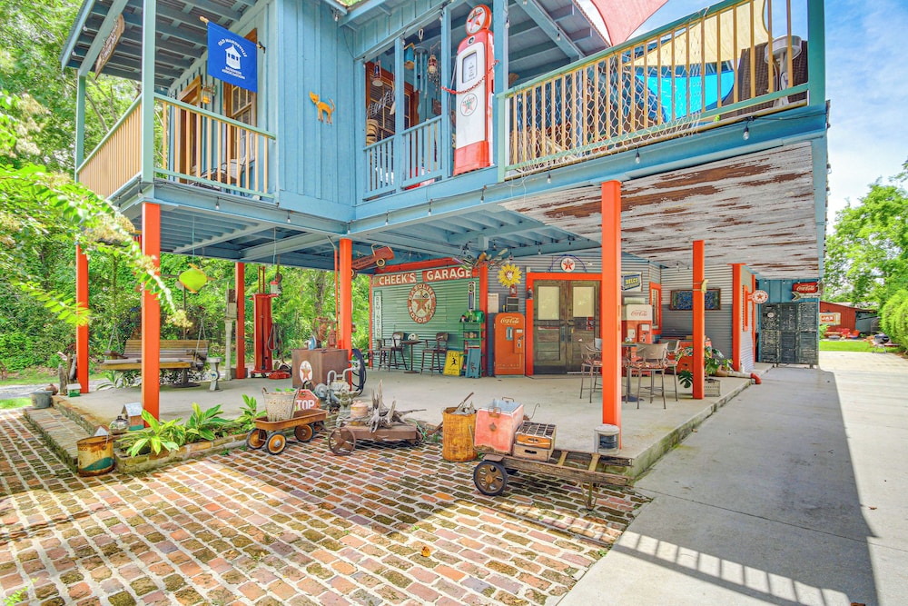 Eclectic Mandeville Home: Walk to Lakefront Park view 5