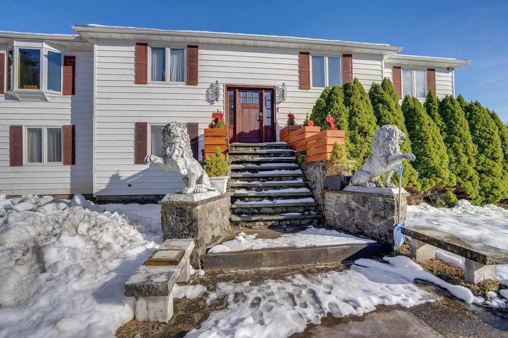 3 Mi to Colgate Lake: Mtn-view Home, Deck + Grill!