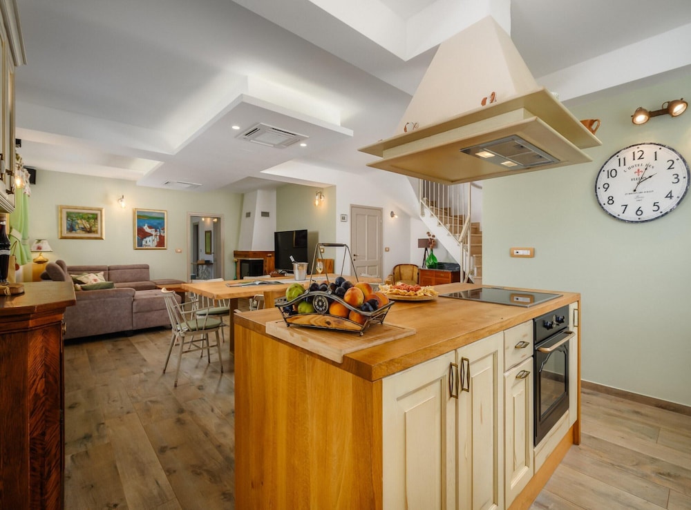 Villa in Srebrnici With Pool Near Marea Beach