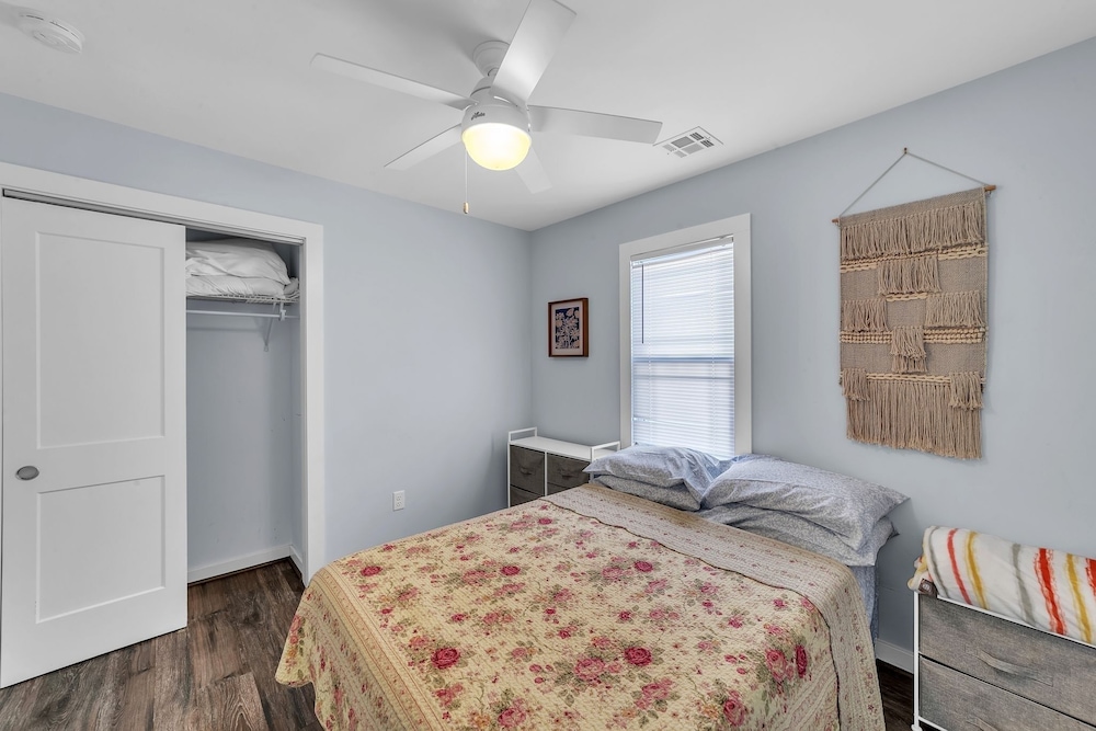 Cozy 3-br Retreat, Four Blocks To Beach & Boardwalk 3 Bedroom Home