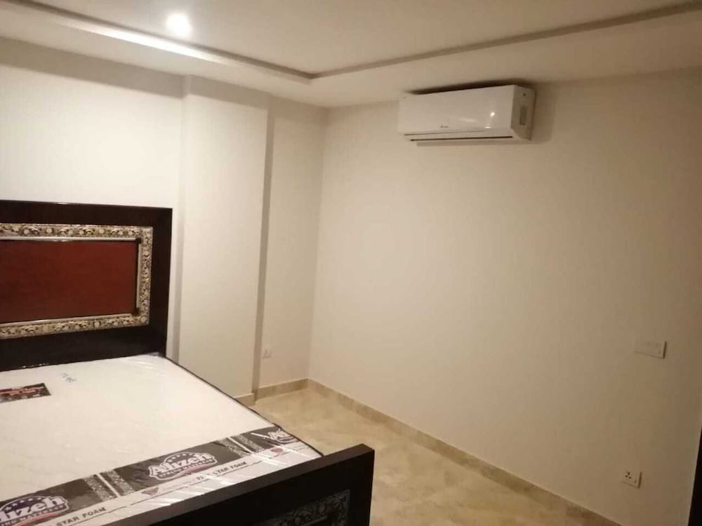 Captivating 1-bed Apartment Fully Furnished view 5