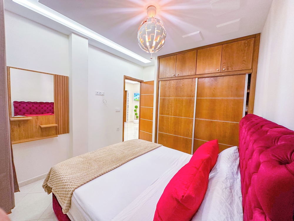 Elite Holiday Homes - Luxury & Centric Flat view 3