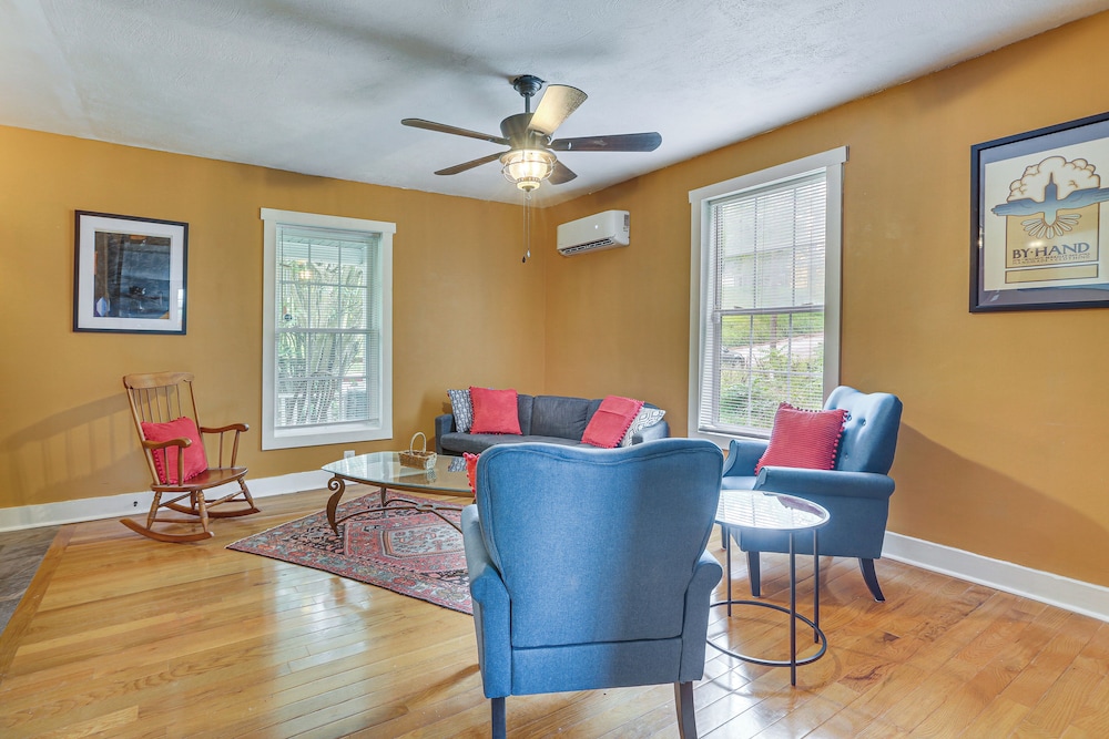 Farmhouse on 1 Acre Near Historic Dtwn Danville