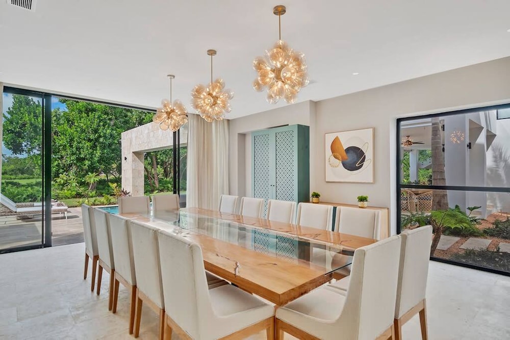 Contemporary 5 BR Luxury Golf Villa w Large Pool