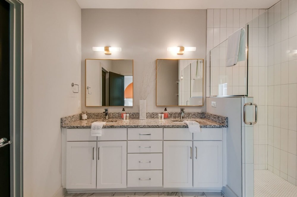 East Nash Lux - 13 Beds City Views