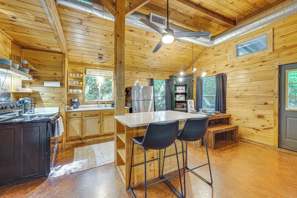 3 Mi to Beavers Bend State Park: Hot Tub Hideaway!