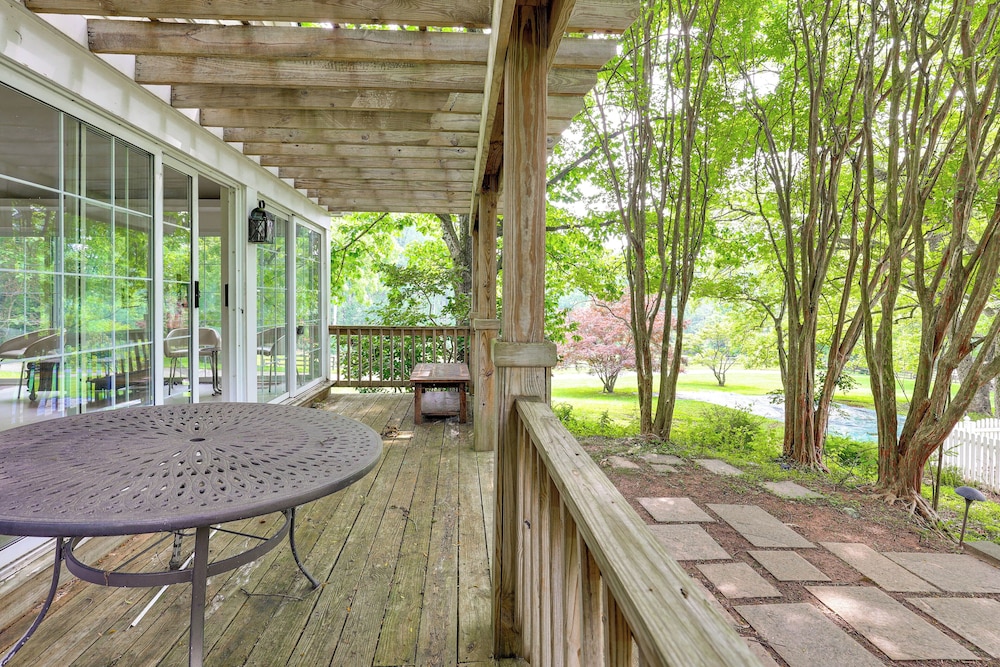 Near Shops & Parks: Dog-friendly Maryland Gem
