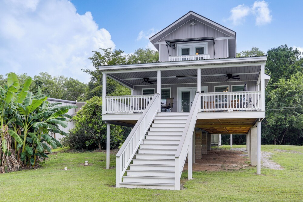 Riverfront Family Retreat w/ Yard in Saint Amant