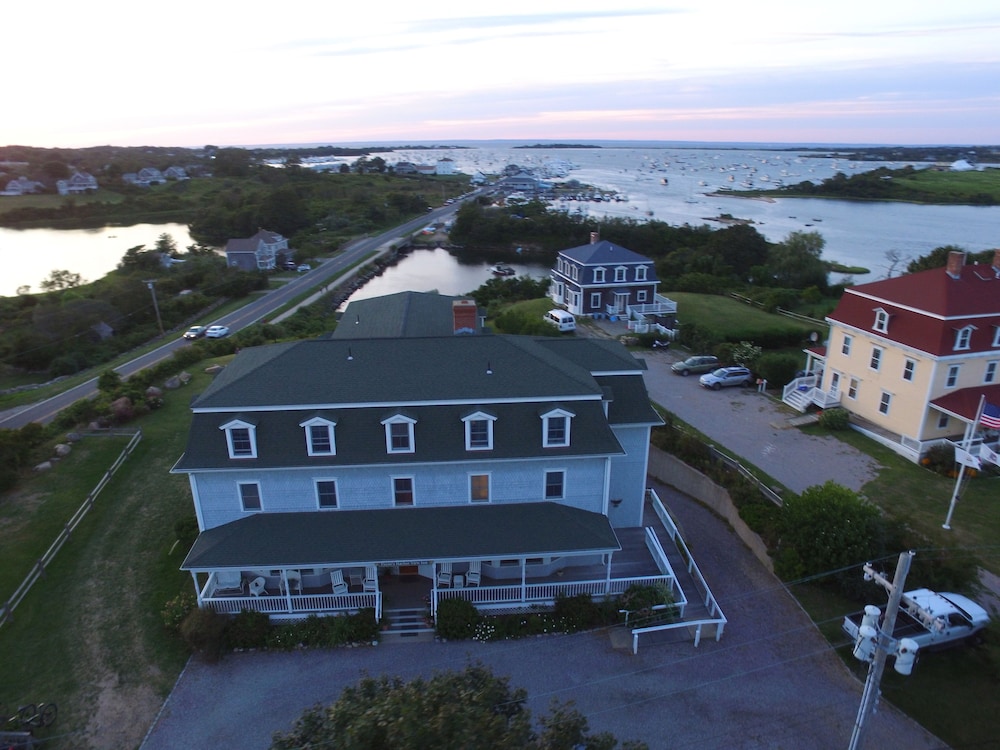 Hotel Payne's Harbor View Inn