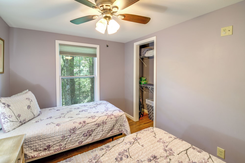 Quaint Smoky Mountain Cabin - 4 Mi to Gatlinburg!