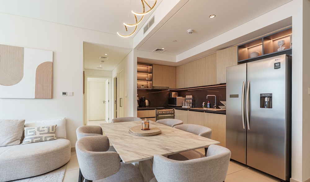 Downtown 2BR | Walk to Burj Khalifa + Dubai Mall
