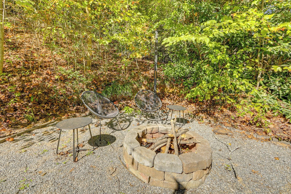 Blue Ridge Mountain Tiny Home: Escape to Nature!