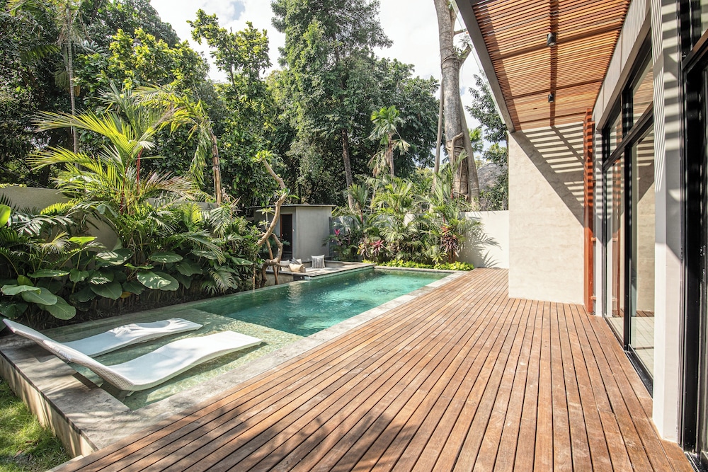 Elegant 5BR Canggu Villa 400m to Pristine Beach