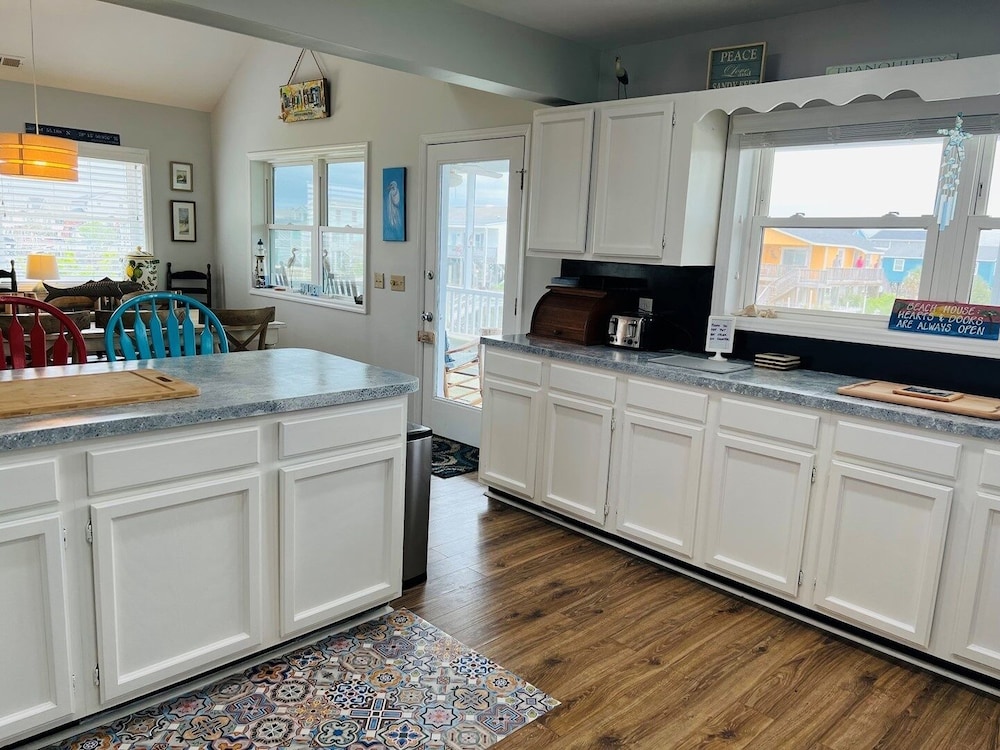 Heaven's Anchor 3 Bedroom Home by RedAwning