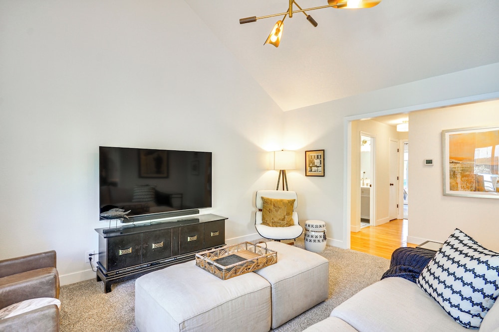 Near Shops & Cafes: Beaverton Haven w/ Luxe Decor!