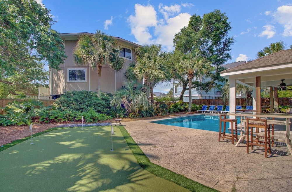 Private Pool, Putting Green & Steps to Isle of Palms Beach Paradise on Palm