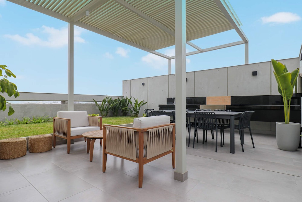w Impressive 2BR With Balcony in Miraflores