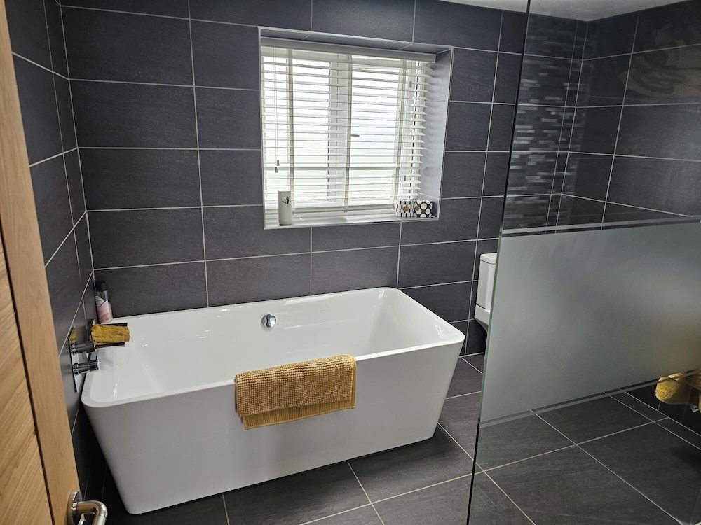 Modern, Large Open Plan 4 bed Property in Abergele