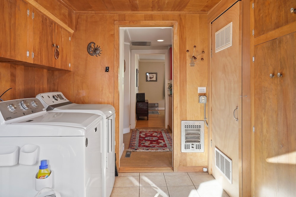 North West Nest 30 Day Minimum 2 Bedroom Home by RedAwning