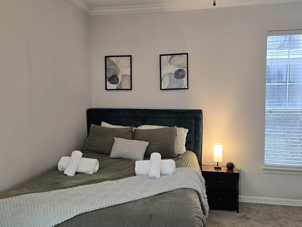 Apartment - Sleeps 5 - Pool - Parking - Gym - Image 3
