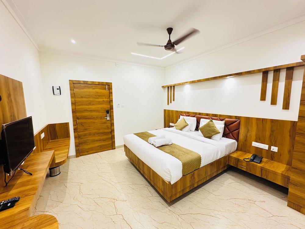 Shambhavi Hotel & Convention Centre