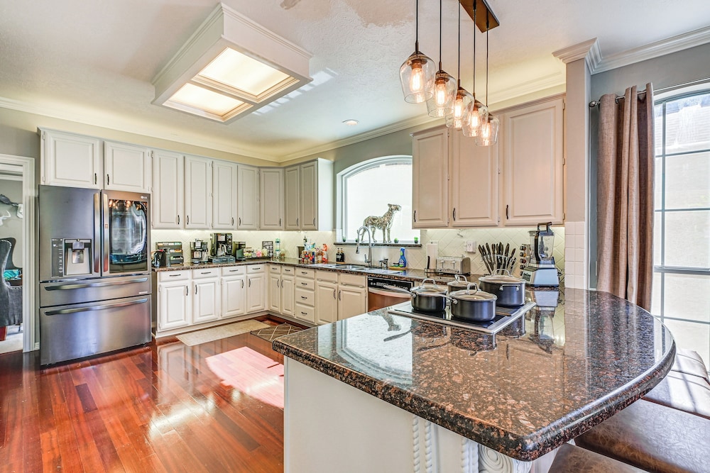 Relax By Pool, Soak in Hot Tub: Plano Home